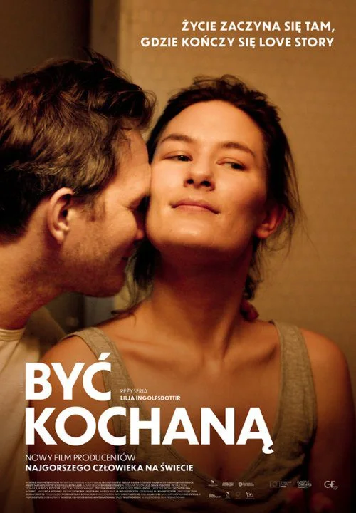 Plakat filmu „Być kochaną” z parą głównych bohaterów